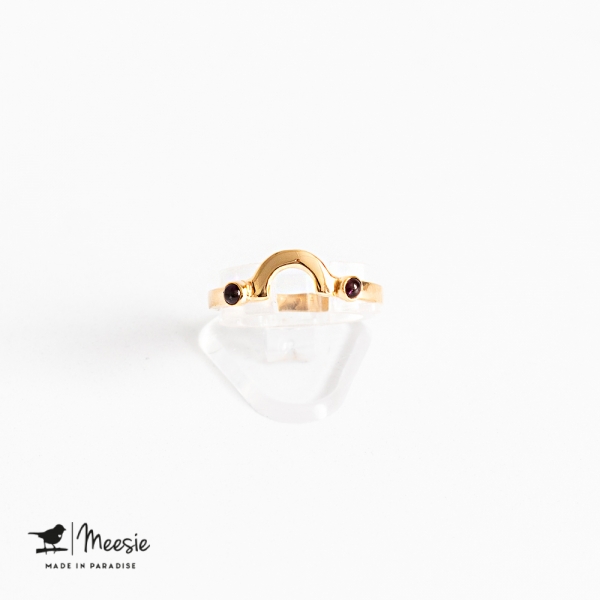 Ring boog met mini Granaat edelstenen goud op zilver Ring boog met mini Granaat edelstenen goud op zilver